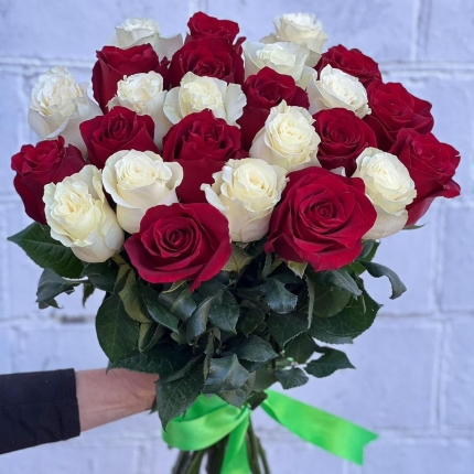 Букет «Баланс» из красных и белых роз - купить с доставкой в Большеустьикинское